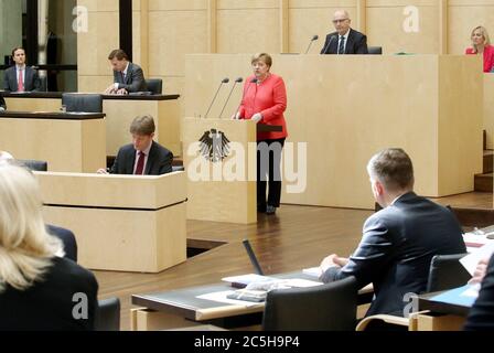 Berlin, Allemagne. 03ème juillet 2020. La chancelière Angela Merkel (CDU, M) prononce un discours au Bundesrat sur les objectifs de la présidence du Conseil de l'UE, Dietmar Woidke (SPD, haut, 2e de droite), président du Bundesrat, suit le discours. Crédit : Wolfgang Kumm/dpa/Alay Live News Banque D'Images