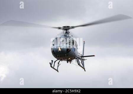 Hélicoptère AS-350B de la Marine royale australienne au départ de HMAS Albartun. Banque D'Images