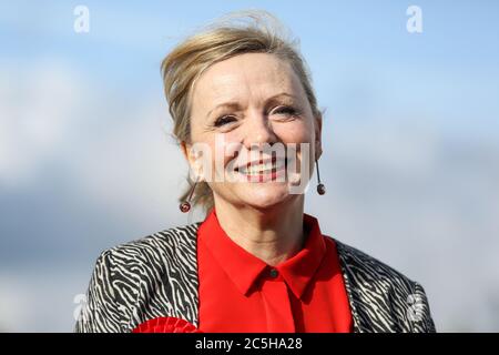 Le candidat du Labour pour la Batley et la spen élection partielle Tracy Brabin hors de la campagne à Heckmondwike, West Yorkshire. L'élection partielle a été déclenchée à l'arrière Banque D'Images