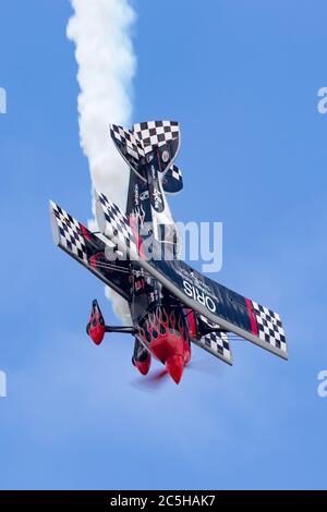 Le pilote de vol en vol de l'aérobie Skip Stewart volant de son Prométhée biplan Pitts S-2S très modifié. Banque D'Images