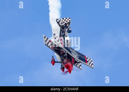 Le pilote de vol en vol de l'aérobie Skip Stewart volant de son Prométhée biplan Pitts S-2S très modifié. Banque D'Images