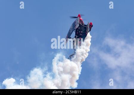 Le pilote de vol en vol de l'aérobie Skip Stewart volant de son Prométhée biplan Pitts S-2S très modifié. Banque D'Images