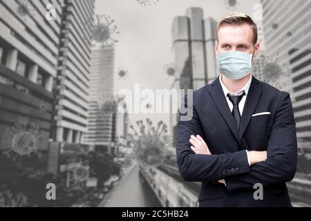 Homme d'affaires debout portant un écran facial ou un masque jetable pour aider à prévenir le coronavirus (Covid-19) ou la pollution de la poussière de l'air dans la ville contexte c Banque D'Images