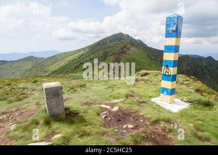 Ancien poste frontière ukrainien dans les montagnes carpates près de la frontière roumaine. MarMarmaris, Maramures, Ukraine Banque D'Images