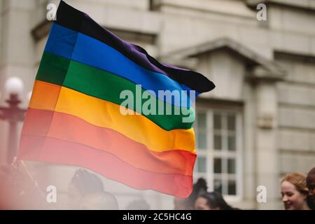 Drapeau arc-en-ciel gay vu lors de la parade de fierté dans la ville. Les amateurs de parade participent à la marche de la fierté gay. Banque D'Images