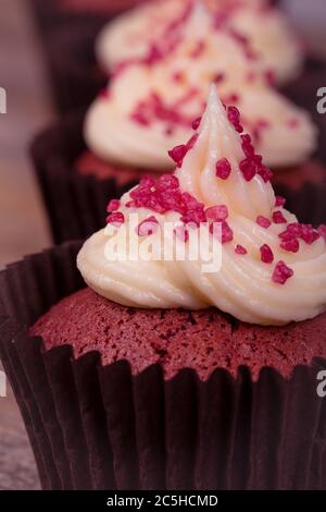 Petits gâteaux en velours rouge givré, gros plan. Banque D'Images