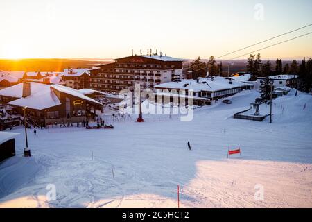 Kuusamo, Finlande - Mars 26 2020: Station de la vallée de la nouvelle télécabine à Ruka Village, Finlande, Kuusamo.beau coucher de soleil, heure d'or Banque D'Images