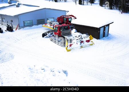 Chat de neige dans les montagnes, chat de neige rouge ratrak. Nourriture pour la neige recouverte de neige Banque D'Images