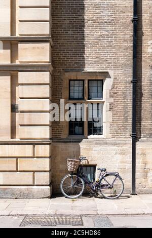 Un vélo ou un vélo traditionnel garés à l'extérieur de Trinity Hall College, Cambridge University, Cambridge UK Banque D'Images