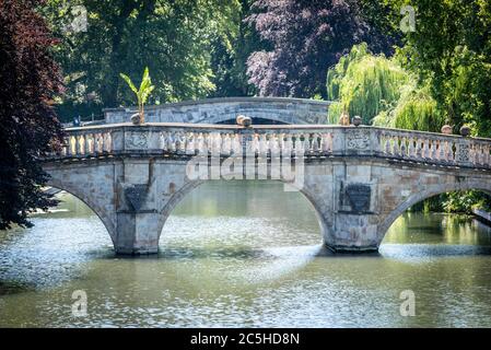 Clare College Bridge ovet la rivière Cam à l'arrière de la Cambridge University Gardens Cambridge UK en été avec une rivière vide Banque D'Images