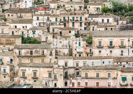 Maisons de ville typiques anciennes et pittoresques sur une colline en Italie dans la ville de Modica en Sicile Banque D'Images