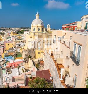 Vue aérienne sur les maisons colorées de Marina Corricella par beau temps de l'été sur l'île Procida, en Italie Banque D'Images