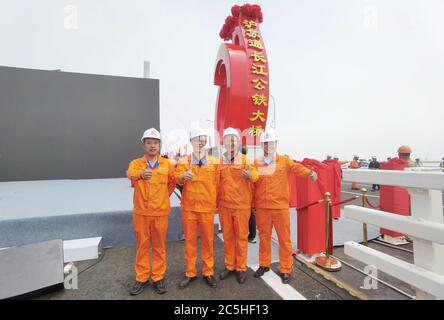 3 juillet 2020, Szuhou, Szuhou, Chine : LE pont ferroviaire de la rivière Yangtze de Shanghai-Suzhou-Nantong a ouvert ses portes le 1er juillet 2020. Partant de Nantong au nord et se terminant à Zhangjiagang au sud, le pont est long de 11.07 kilomètres et 5,827 mètres de long. Le pont du canal principal est principalement un pont de treillis d'acier avec passage de câble d'une portée de 1092 mètres, tandis que le pont spécial du canal du port de Tiansheng est principalement un pont de treillis d'acier avec une étendue de 336 mètres, et le reste de la portée de la rivière est composé d'un pont de treillis d'acier simplement soutenu de 121 mètres avec 26 trous. La p inférieure Banque D'Images