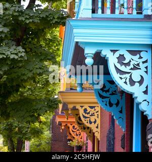 Porches et baconies de couleur dans une rue de Montréal, Canada Banque D'Images