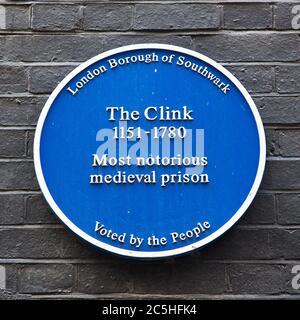 LONDRES, Royaume-Uni - AOÛT 11 : plaque bleue commémorant le site de la célèbre prison médiévale la Clink, qui a fonctionné entre le 12e et le 18e cent Banque D'Images