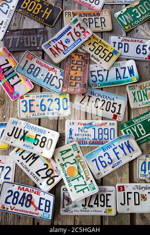 BAR HARBOUR, MAINE, États-Unis - AOÛT 28 : plaques d'immatriculation pour voitures anciennes sur un mur à Bar Harbor. Aux États-Unis, chaque jusirssdiction a un d unique Banque D'Images