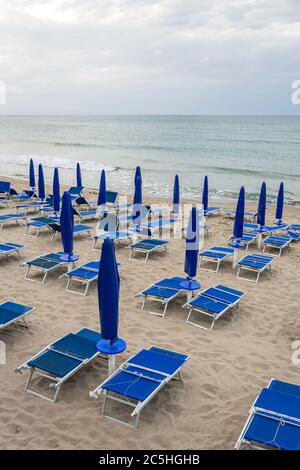 Vider les chaises longues et fermer les parasols sur la plage déserte en basse saison Banque D'Images