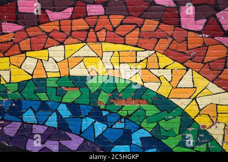MONTRÉAL CANADA 20 2014 AOÛT : Art de la rue et graffiti. Cette mosaïque arc-en-ciel est peinte sur un mur de briques dans le quartier gay de Montréal et signifie g. Banque D'Images