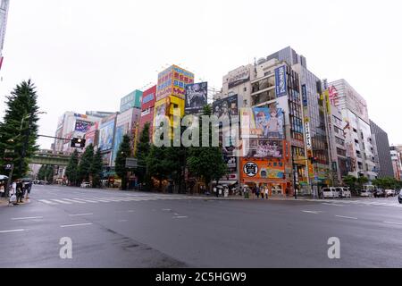 Akihabara, Japon- 14 juin 2020: Les gens attendent de traverser la rue, par temps pluvieux, à Akihabara. Banque D'Images