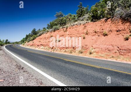 Autoroute de montagne dans un paysage pittoresque Banque D'Images