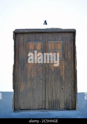 Une belle porte en bois poli dans une ancienne maison blanche lavée en Espagne. Banque D'Images