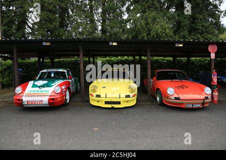 Trois Porsche 911 garées dans le paddock à Shelsley Walsh speed Hill Climb, Worcestershire, Angleterre, Royaume-Uni. Banque D'Images