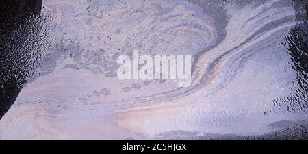 L'essence s'écoule sur la chaussée. Banque D'Images