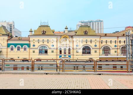 Vladivostok, Russie - le 30 juillet 2015 : Façade de la gare de Vladivostok. Chemin de fer transsibérien. Banque D'Images