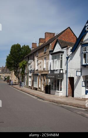 Bâtiments sur la High Street à Woodstock, Oxfordshire, au Royaume-Uni Banque D'Images