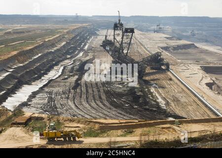 Le Bundestag a approuvé la loi sur l'élimination progressive du charbon avec une large majorité. Photo d'archive: Pelle hydraulique à lignite pelle hydraulique à roue dans la mine opencast de Hambach, vue du point d'observation Terra Nova à Elsdorf, le 22 mars 2017. å | utilisation dans le monde entier Banque D'Images