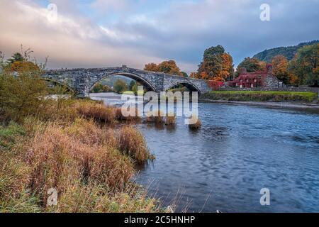 Pont Fawr Bridge, juste à l'extérieur de la ville marchande de Llanrwst. Pays de galles du Nord. Banque D'Images