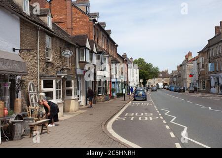 Boutiques et restaurants sur Oxford Street à Woodstock, au Royaume-Uni Banque D'Images