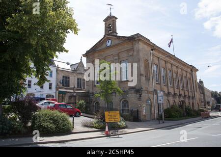 L'hôtel de ville sur la rue High Street à Chipping Norton dans l'Oxfordshire au Royaume-Uni Banque D'Images