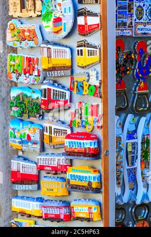 Lisbonne, Portugal - 27 mars 2018 : stand avec aimants souvenirs et tramway rouge et jaune, symbole de Lisbonne à la boutique Banque D'Images