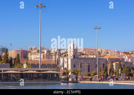 Lisbonne, Portugal - 27 mars 2018 : le monastère de Jeronimos ou le monastère de Hieronymites et les gens dans un café en plein air Banque D'Images