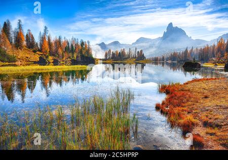 Paysage d'automne fantastique. Vue sur le lac Federa tôt le matin à l'automne. Emplacement: Lac de Federa avec pic des Dolomites, Cortina DAmpezzo, Tyr du Sud Banque D'Images