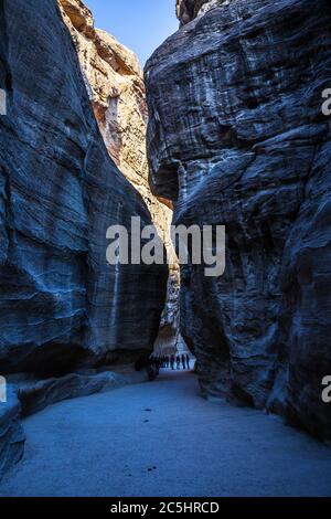 Le canyon connu sous le nom d'Al Siq à l'entrée de la ville rose de Petra en Jordanie. Banque D'Images