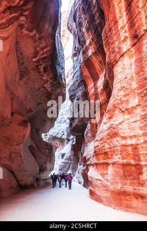 Le canyon connu sous le nom d'Al Siq à l'entrée de la ville rose de Petra en Jordanie. Banque D'Images