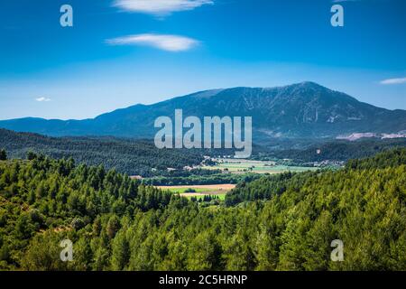 Vue panoramique d'en haut sur les forêts et le village sur la serpentine de l'île grecque d'Evia. Via . Grèce. Banque D'Images