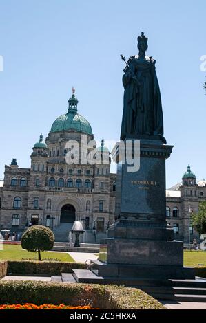 Statue de la jeune reine Victoria devant l'Assemblée législative de la Colombie-Britannique, à Victoria, sur l'île de Vancouver, au Canada Banque D'Images