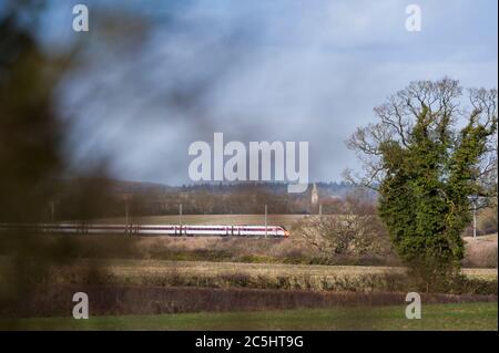 Train à grande vitesse à LNER très rapide à travers la campagne anglaise. Banque D'Images