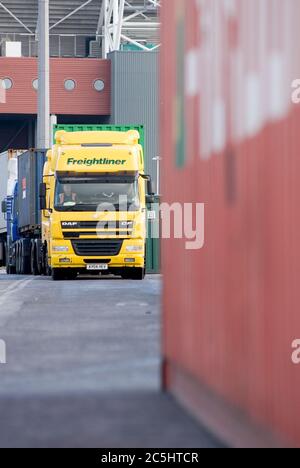 Camion Freightliner chargé d'un conteneur d'expédition à Manchester EUROTERMINAL, Trafford Park, Manchester, Angleterre. Banque D'Images