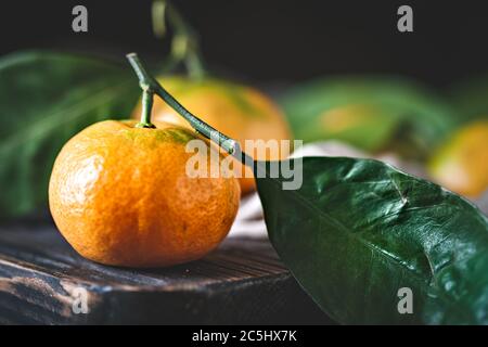 Mandarine avec des feuilles sur un pays à l'ancienne table. Focus sélectif. L'horizontale. Banque D'Images