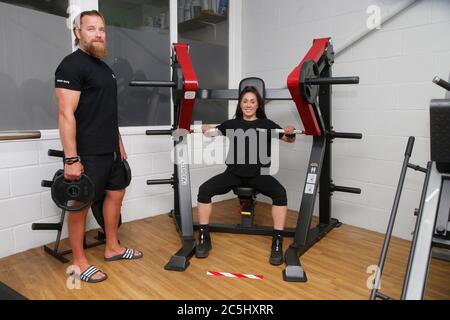 Haverhill, Suffolk, Royaume-Uni. 3 juillet 2020 le Premier ministre britannique Boris Johnson a annoncé aujourd'hui que les salles de sport pourraient être rouvertes dans deux semaines. L'équipe de la salle de gym indépendante Real bodies à Haverhill près de Cambridge se prépare à la réouverture. Le propriétaire Lee Button et son équipe travaillent dur pour s'assurer que la salle de gym est un endroit sûr et bien entretenu. Crédit : Headlinephoto/Alamy Live News Banque D'Images