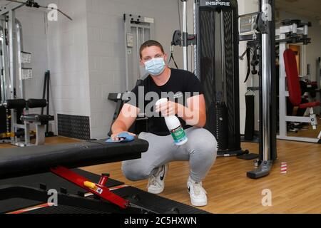 Haverhill, Suffolk, Royaume-Uni. 3 juillet 2020 le Premier ministre britannique Boris Johnson a annoncé aujourd'hui que les salles de sport pourraient être rouvertes dans deux semaines. L'équipe de la salle de gym indépendante Real bodies à Haverhill près de Cambridge se prépare à la réouverture. Le propriétaire Lee Button et son équipe travaillent dur pour s'assurer que la salle de gym est un endroit sûr et bien entretenu. Crédit : Headlinephoto/Alamy Live News Banque D'Images