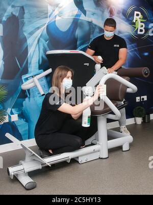 Haverhill, Suffolk, Royaume-Uni. 3 juillet 2020 le Premier ministre britannique Boris Johnson a annoncé aujourd'hui que les salles de sport pourraient être rouvertes dans deux semaines. L'équipe de la salle de gym indépendante Real bodies à Haverhill près de Cambridge se prépare à la réouverture. Le propriétaire Lee Button et son équipe travaillent dur pour s'assurer que la salle de gym est un endroit sûr et bien entretenu. Crédit : Headlinephoto/Alamy Live News Banque D'Images