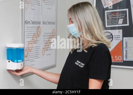 Haverhill, Suffolk, Royaume-Uni. 3 juillet 2020 le Premier ministre britannique Boris Johnson a annoncé aujourd'hui que les salles de sport pourraient être rouvertes dans deux semaines. L'équipe de la salle de gym indépendante Real bodies à Haverhill près de Cambridge se prépare à la réouverture. Le propriétaire Lee Button et son équipe travaillent dur pour s'assurer que la salle de gym est un endroit sûr et bien entretenu. Crédit : Headlinephoto/Alamy Live News Banque D'Images