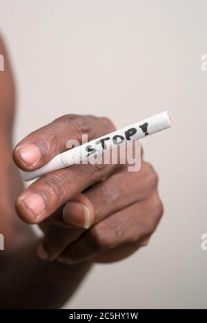 Portrait du jeune africain avec la cigarette Banque D'Images