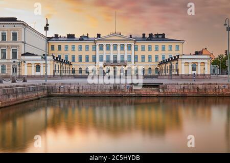Palais présidentiel à Helsinki dans la soirée, Finlande. Sur le coucher de soleil de fond. Banque D'Images