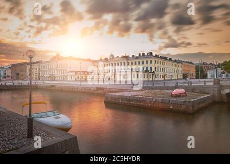 Palais présidentiel à Helsinki dans la soirée, Finlande. Sur le coucher de soleil de fond. Banque D'Images